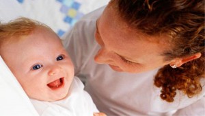 وضعیت نامناسب هنگام شیر خوردن. عامل کم شنوایی کودکان