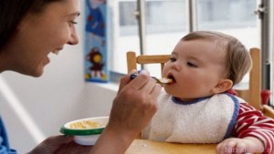 کودک را مجبور به غذا خوردن نکنید