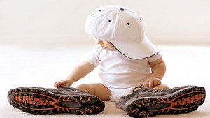 برای نوزاد باید کفش بپوشانیم؟