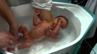 حمام دادن به نوزاد نارس