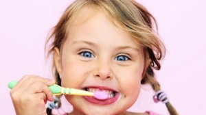 آب میوه های شیرین سبب پوسیدگی دندان کودکان می شود