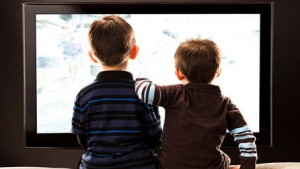 تلويزيون با کودک چه مي کند؟